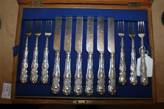 Mappin & Webb set of 12 knives and 12 forks(-)